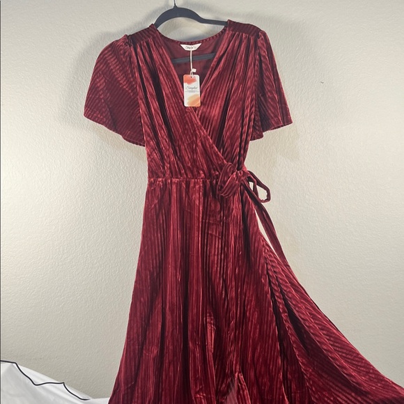 Elegant Velvet Wrap Dress in Burgundy - Picture 5 of 5